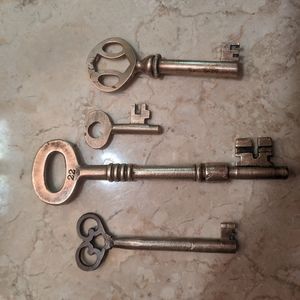 Lot of Vintage Brass Keys